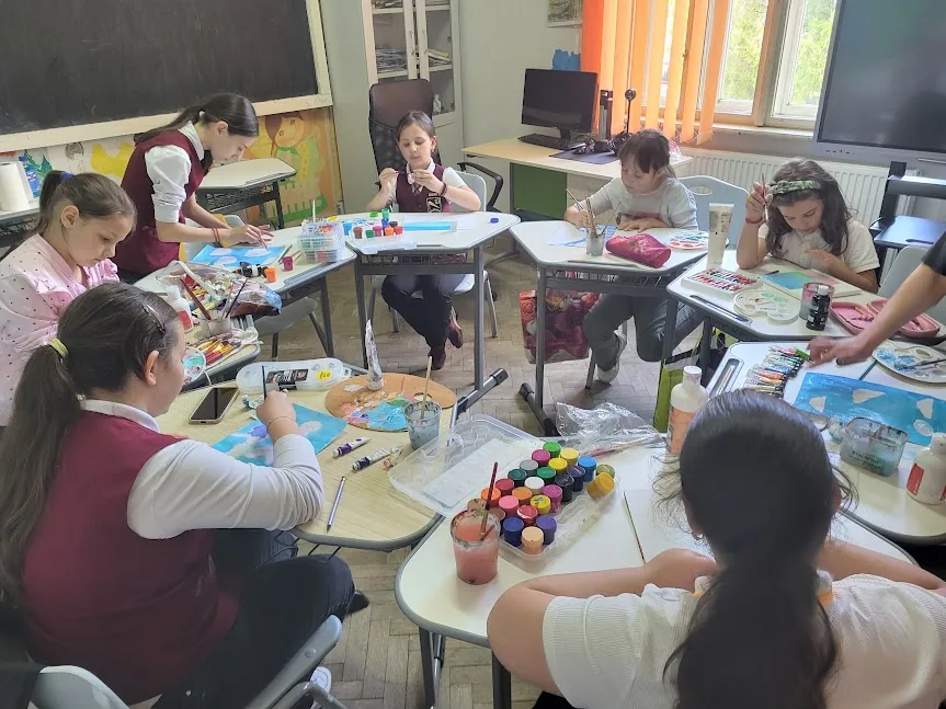 Copii participând la Atelierul fanteziei