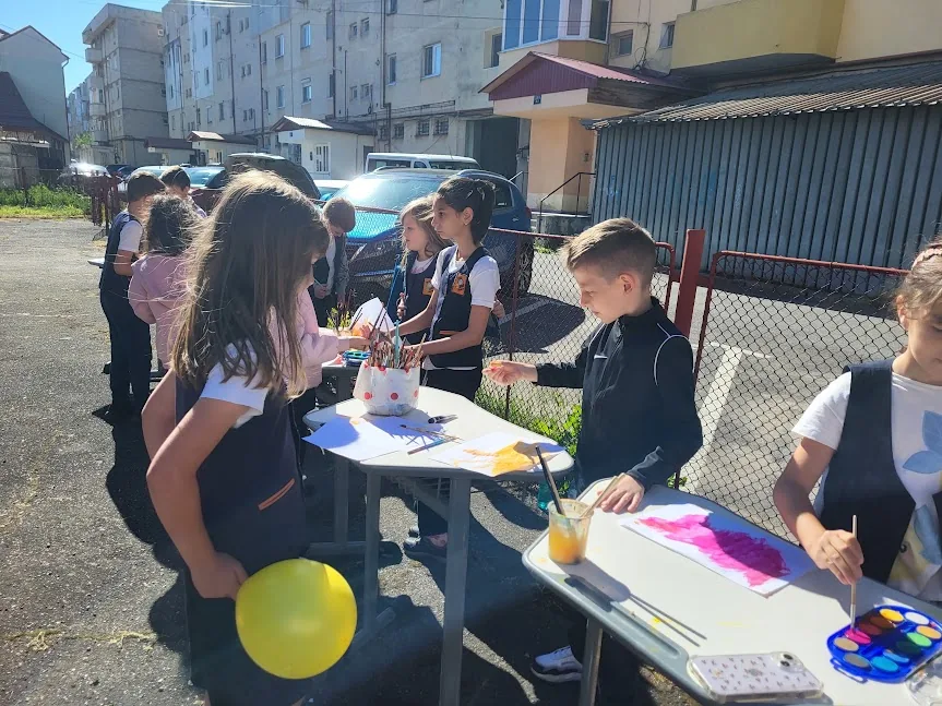Copii participând la Atelierul fanteziei
