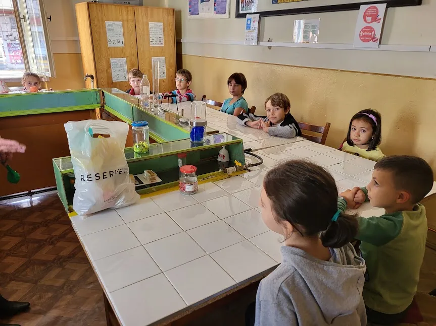 Copii participând la Chimie experimentală