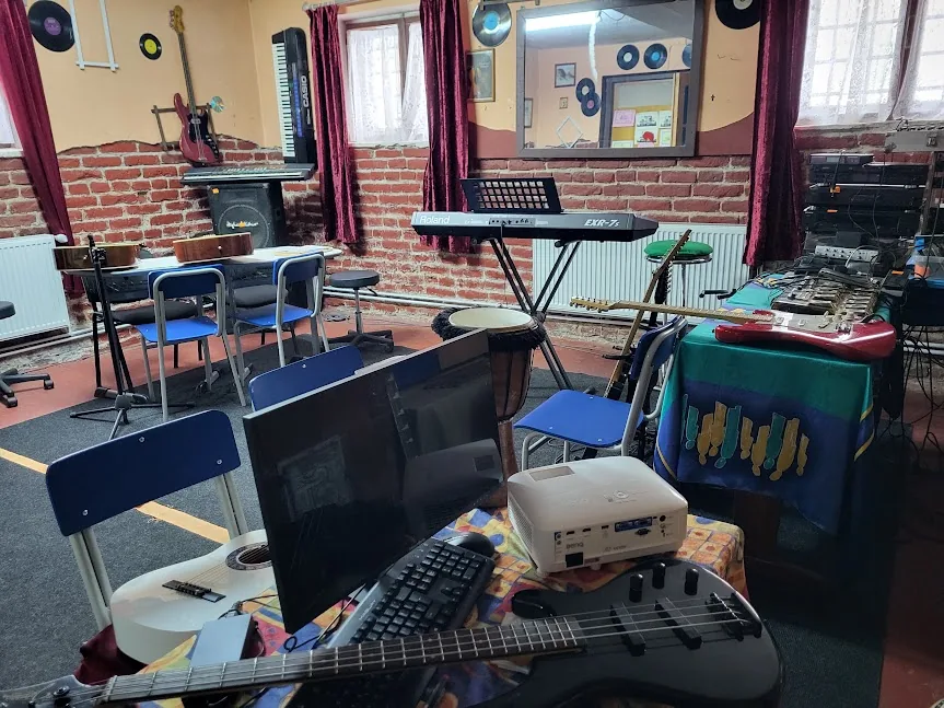 Copii participând la Muzică