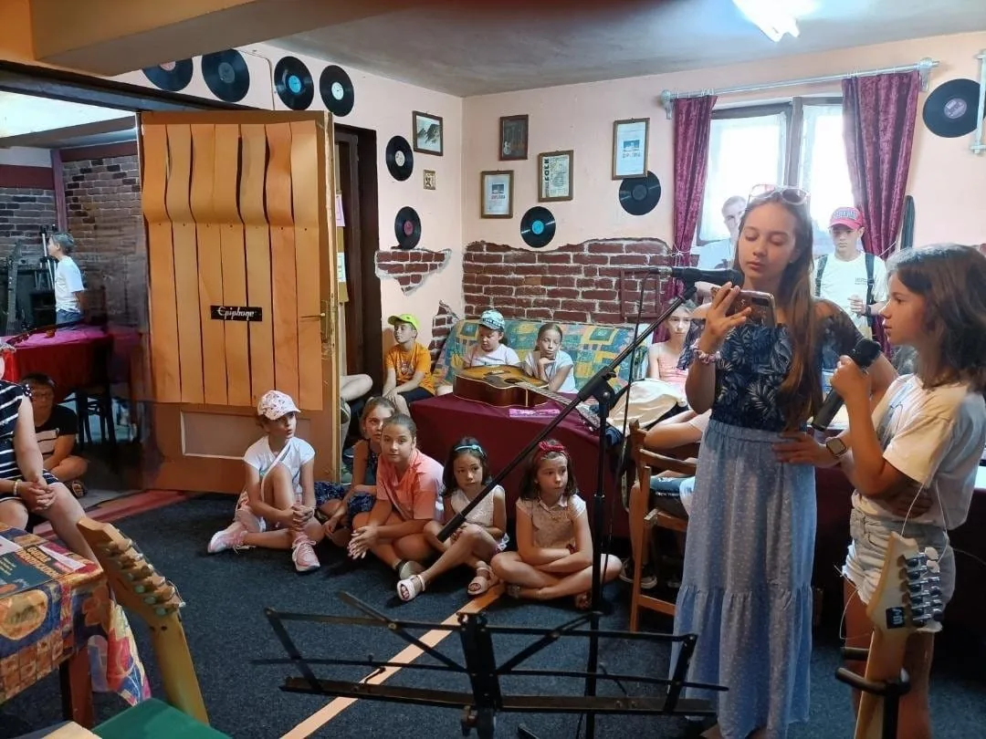 Copii participând la Muzică