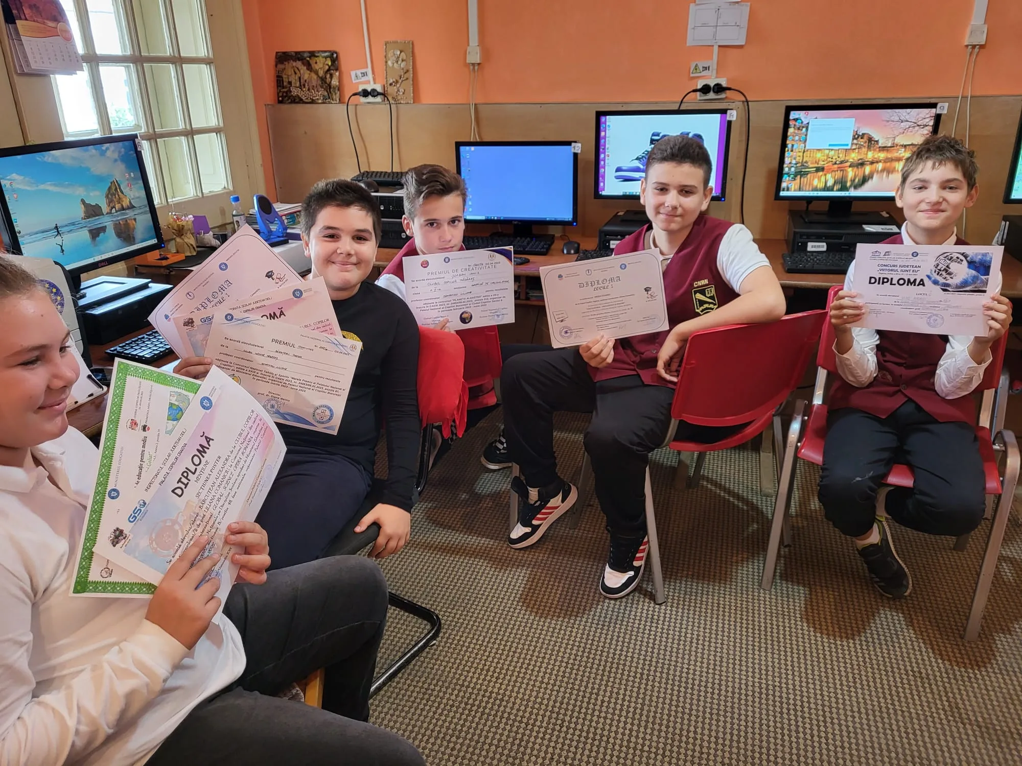 Copii participând la Jocuri logice / Informatică